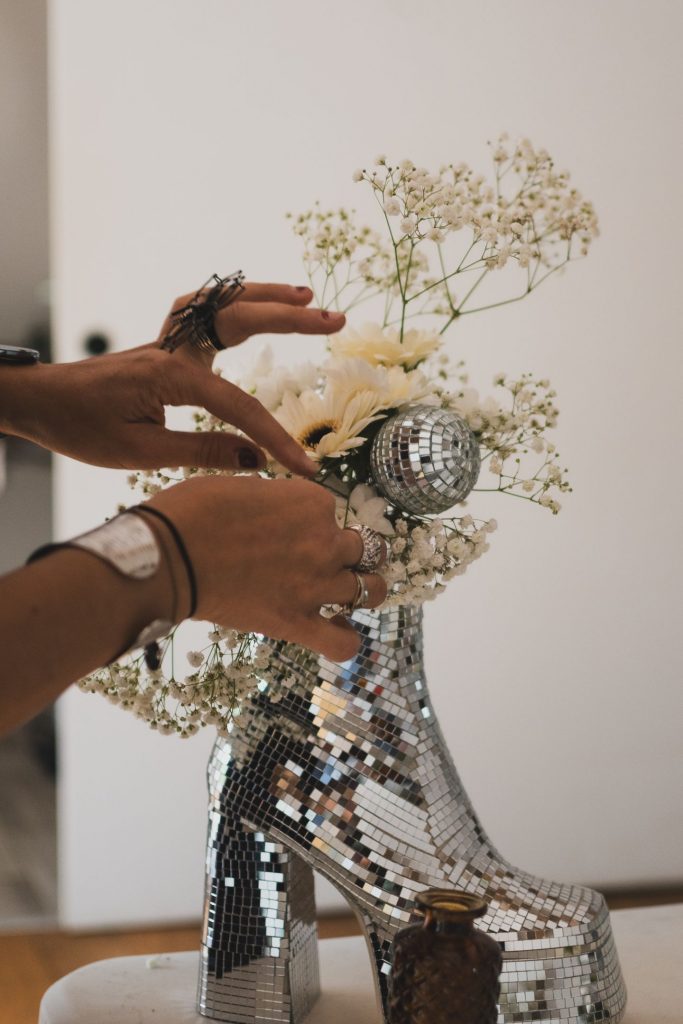 Emilie qui confectionne un bouquet de mariage sur Nantes