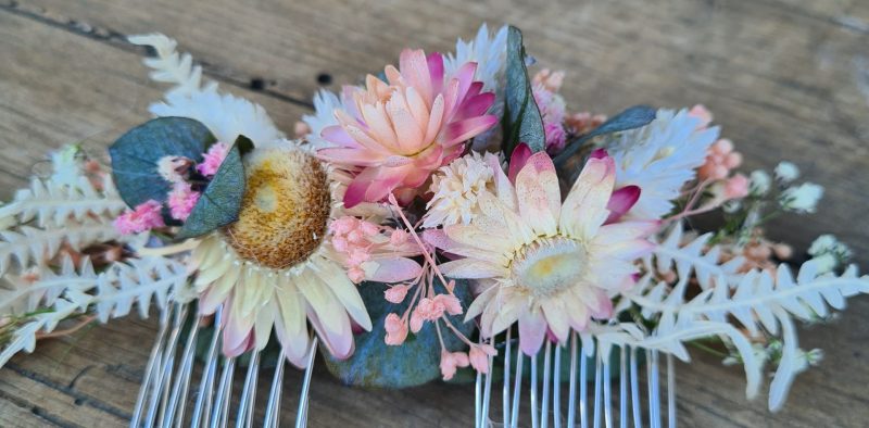 Peigne double broche avec fleurs séchées rose, blanche, violette