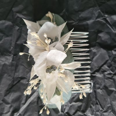 Broche à cheveux avec fleurs séchées blanche