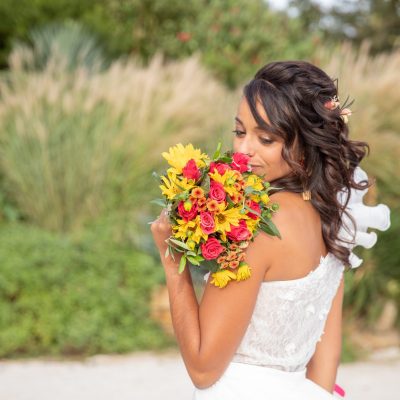 Mariée sur la plage avec bouquet de fleur