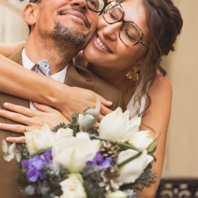 Mariée avec son bouquet de fleur